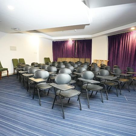 ホテル Parkside Plaza マスカット エクステリア 写真